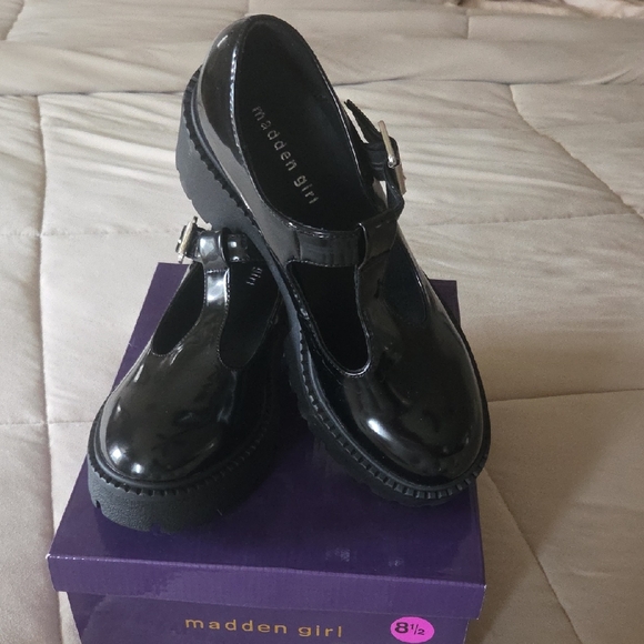 Madden Girl Other - Madden Girl Girls' Black Patent T-Strap Chunky Mary Jane Shoes
